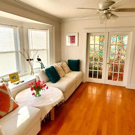 Near Train Station Gorgeous 3-Bedroom Apartment With Patios